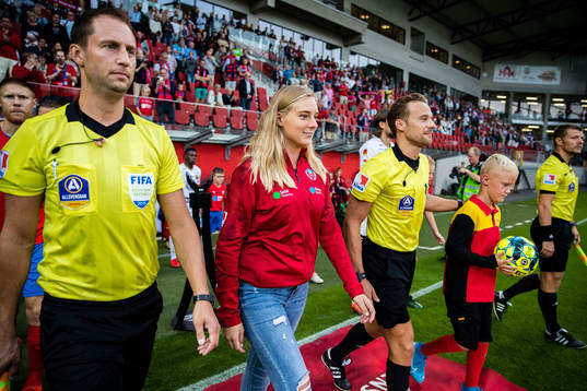Assisterande domare Mikael Hallin, Hanna Johansson och