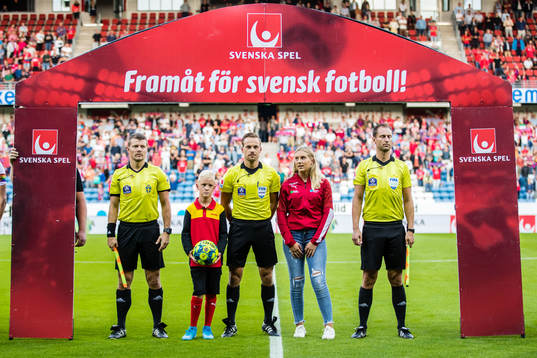 Assisterande domare Niclas Ivarsson, DHL-maskot med