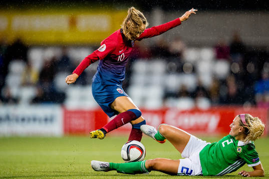 Caroline Graham Hansen of Norway and Rachel Newborough of