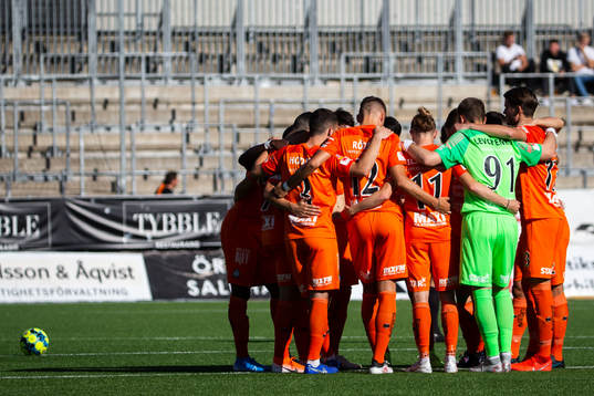 AFC Eskilstunas spelare samlas
