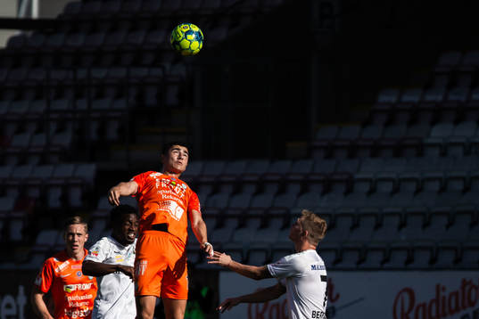 AFC Eskilstunas Ismet Lushaku mot Örebros Kevin Wright och