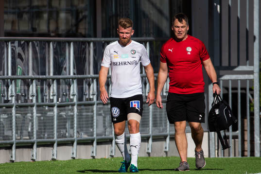 Örebros Michael Almebäck lämnar planen