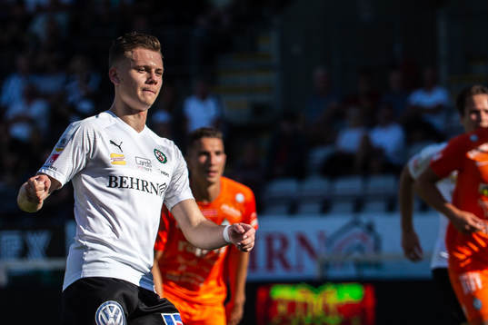 Örebros Jake Larsson jublar