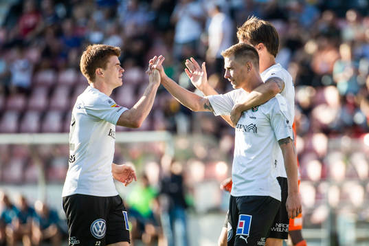 Örebros Johan Bertilsson jublar med Albin Granlund
