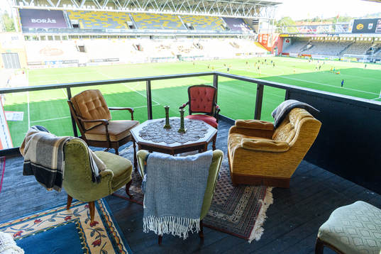 Vardagsrummet på Borås arena med utsikt över planen