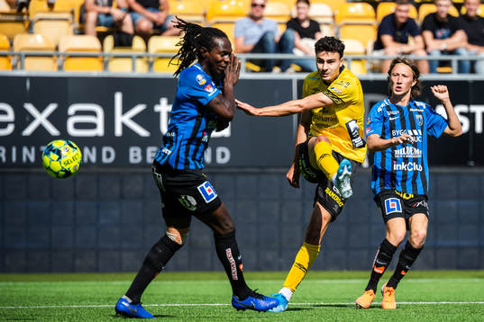 Elfsborgs Deniz Hümmet mot Sirius Kebba Ceesay och Axel