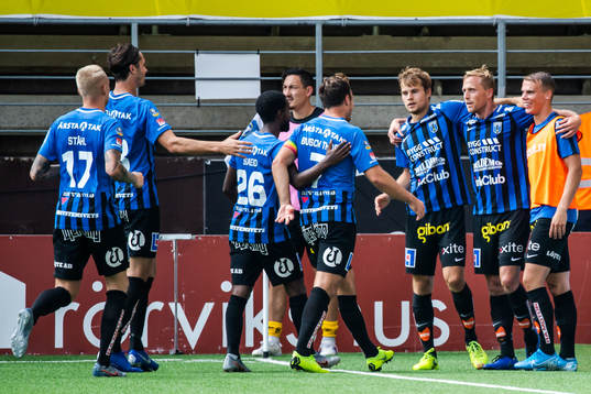 Sirius Christer Gustafsson jublar med lagkamrater