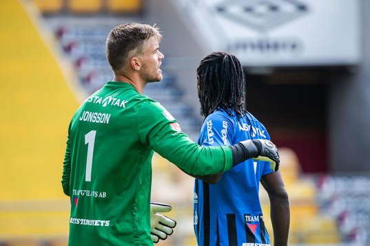 Sirius målvakt Lukas Jonsson klappas om av Kebba Ceesay