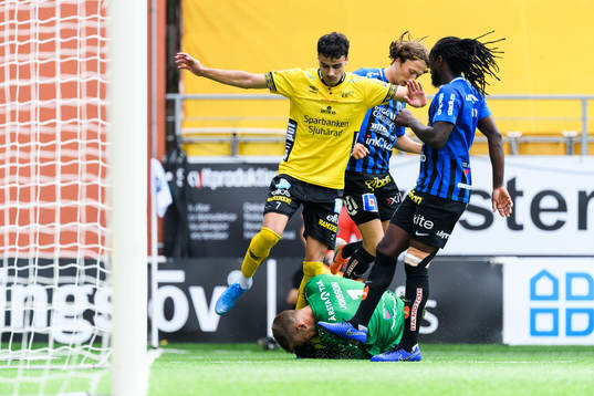 Sirius målvakt Lukas Jonsson räddar bollen framför