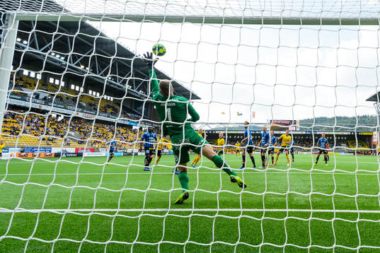 Sirius målvakt Lukas Jonsson räddar nick från Elfsborgs