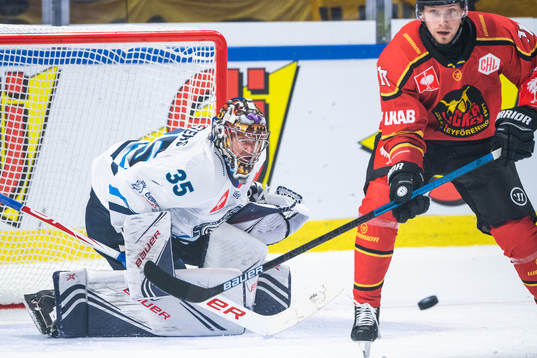 Goalkeeper Justin Peters of Liberec and Petter Emanuelsson