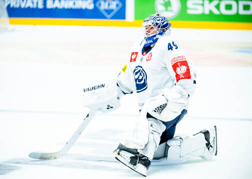 Goalkeeper Dominik Hrachovina of Ambri-Piotta