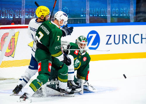 Matt D'Agostini of Ambri-Piotta against Johan Ivarsson and