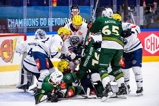 Players of Färjestad and of Ambri-Piotta in a fight