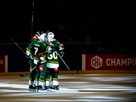 Players of Färjestad celebrate the 2-1 goal by Johan Ryno