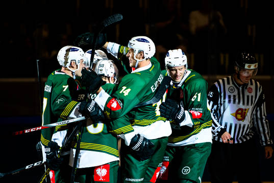 Players of Färjestad celebrate the 2-1 goal by Johan Ryno
