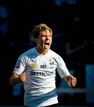 Örebros Martin Broberg gör 1-0 och jublar