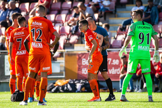 AFC Eskilstunas Ismet Lushaku får hjälp av planen
