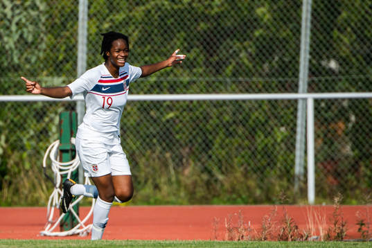 Joshualyn Revees of Norway celebrates
