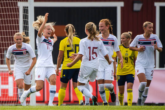Runa Lillegård of Norway  celebrate with teammates