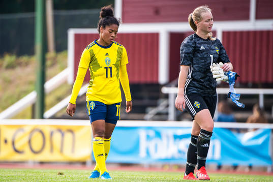 Evelina Duljan and goalkeeper Julia Langörgen of Sweden