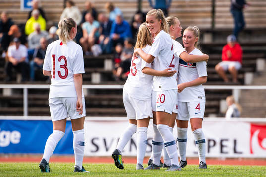 Nora Marie Egenes of Norway and team mates celebrate