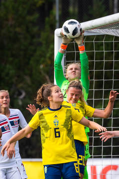 Julia Walentowicz of Sweden and goalkeeper Sunniva Skoglund