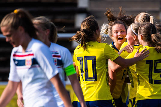 Julia Walentowicz of Sweden celebrates with team mates