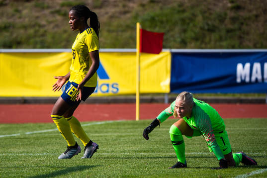 Evelyn Ijeh of Sweden and goalkeeper Hanne Larsen of Norway