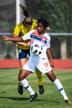 Johanna Alm of Sweden and Joshualyn Revees of Norway