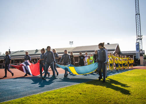 Team Sweden and Norway enter the field