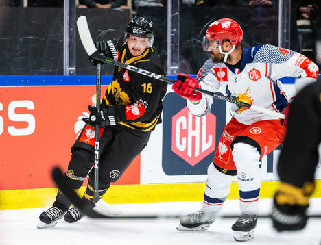 Linus Lindström of Skellefteå and Antonin Manavian of
