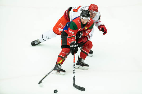 Ryan Lasch of Frölunda and Richard Nedomlel of Mountfield