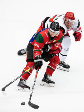 Ryan Lasch of Frölunda and Richard Nedomlel of Mountfield