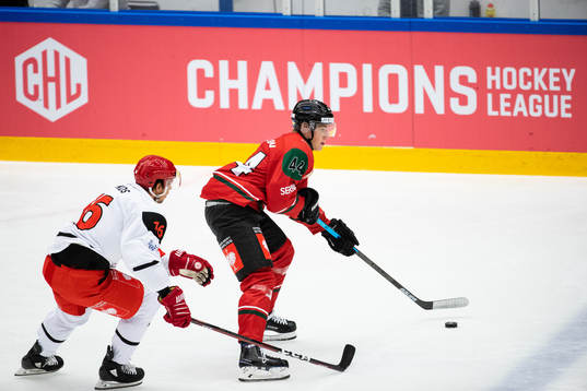 Daniel Rakos of Mountfield and Jacob Peterson of Frölunda