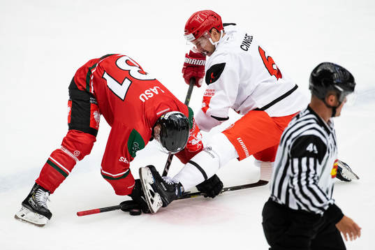 Nicklas Lasu of Frölunda and Lukas Cingel of Mountfield