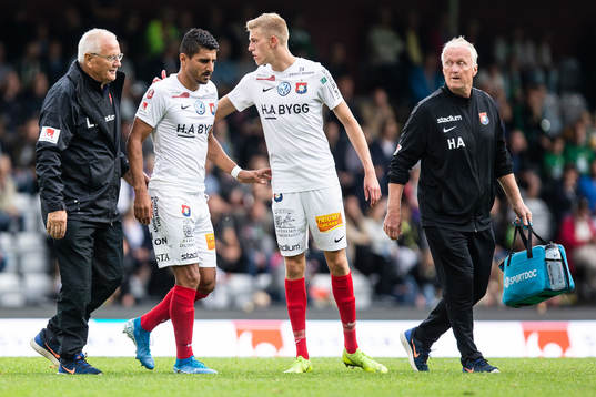 Örgrytes Ailton Almeida lämnar planen