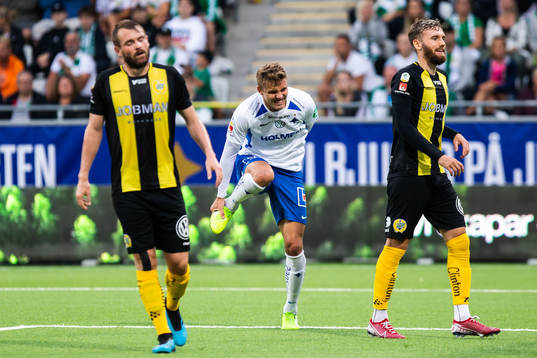 IFK Norrköpings Christoffer Nyman tar sig för foten och