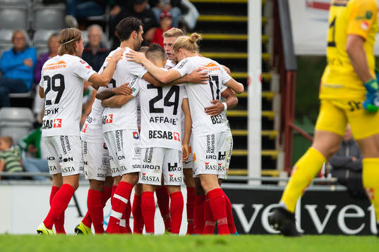 Spelare ur Örgryte jublar