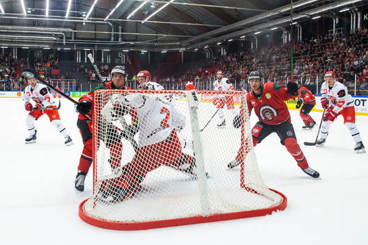 Samuel Fagemo and Johan Sundström of Frölunda in front of