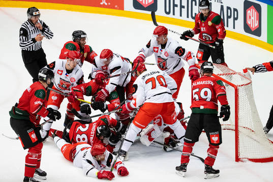 Players of Frölunda and of Mountfield battles for the puck