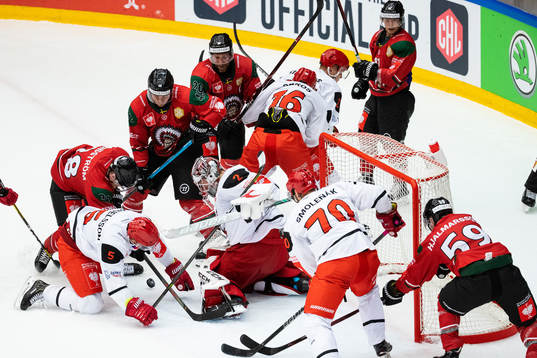 Players of Frölunda and of Mountfield battles for the puck