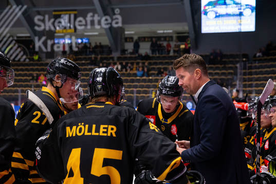 Assistant coach Stefan Klockare of Skellefteå talks to the