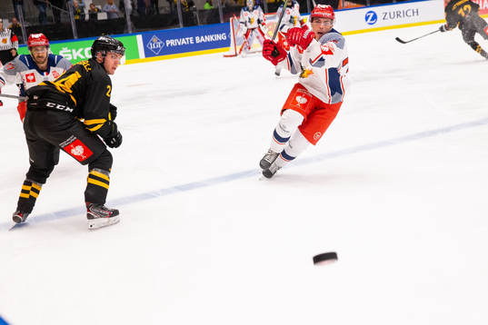 Andreas Wingerli of Skellefteå and Dylan Fabre of Grenoble
