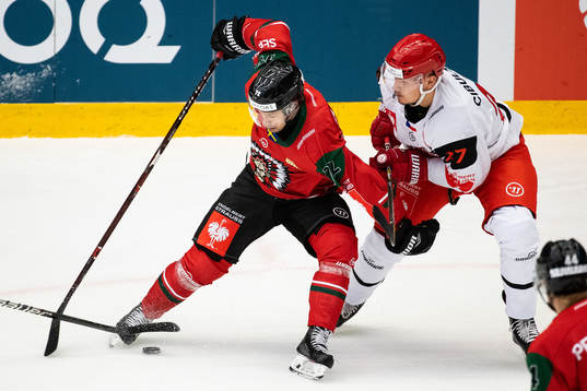 Patrik Carlsson of Frölunda and Oskars Cibulskis of