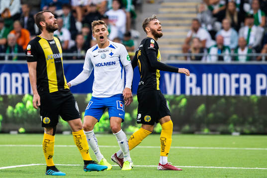 IFK Norrköpings Christoffer Nyman tar sig för foten och