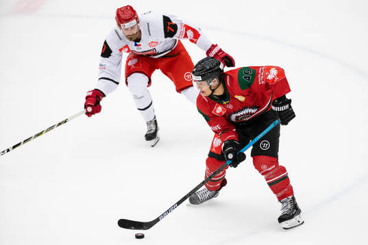 Rhett Rakshani of Frölunda and Matej Chalupa of Mountfield