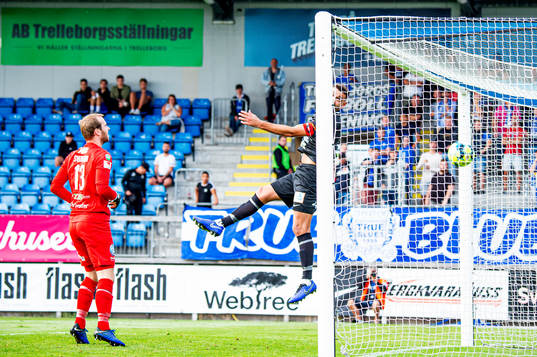Västerås målvakt Daniel Svensson får titta på när