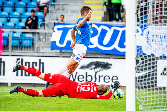 Trelleborgs Christian Thobo Köhler mot Västerås målvakt