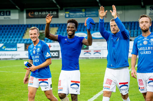 Trelleborgs Abdul Fatawu Safiu jublar med lagkamraterna